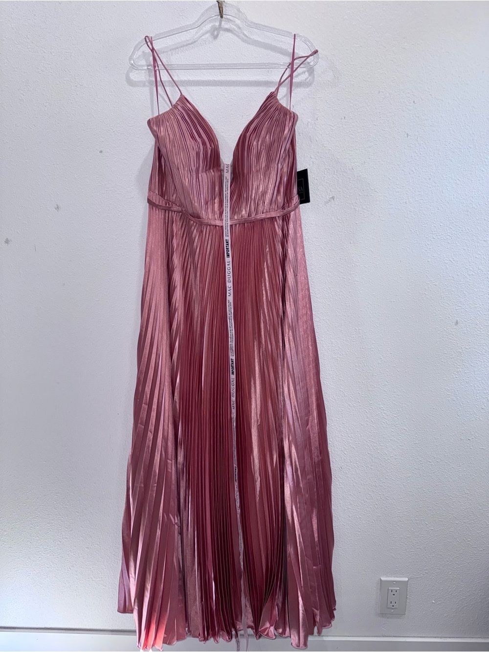 IEENA FOR MAC DUGGAL
Plunge Neck Pleated Evening Gown in Rose Gold
Sz: 12 - Picture 3 of 6